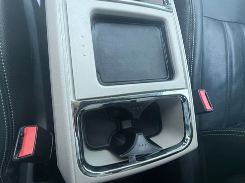 Used 2016 Chrysler Town & Country Touring w/ Driver Convenience Group image 18