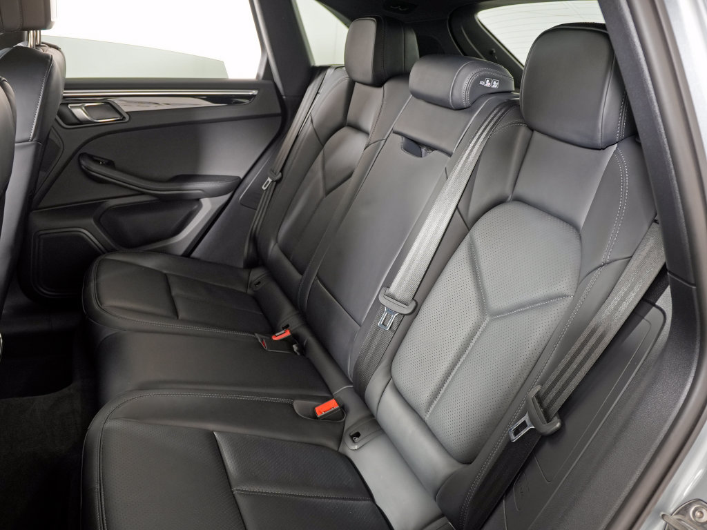 Certified 2023 Porsche Macan Turbo AWD/4WD image 36