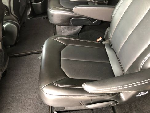 Used 2023 Chrysler Pacifica Touring-L w/ S Appearance Package FWD image 13