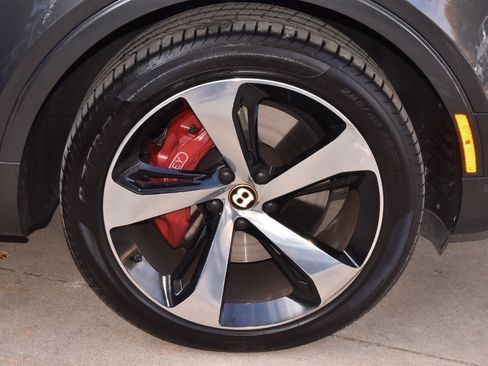 Used 2020 Bentley Bentayga image 48