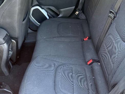 Used 2018 Jeep Renegade Latitude FWD image 11