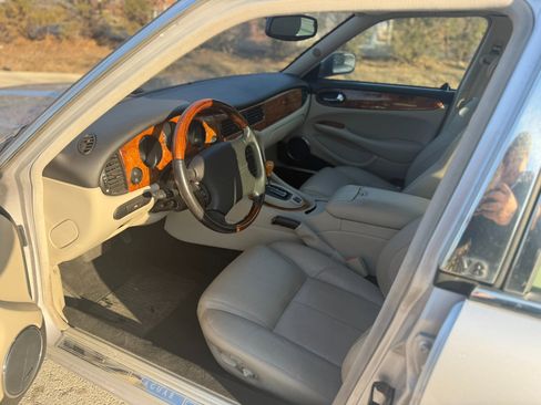 Used 2002 Jaguar XJ8 image 8