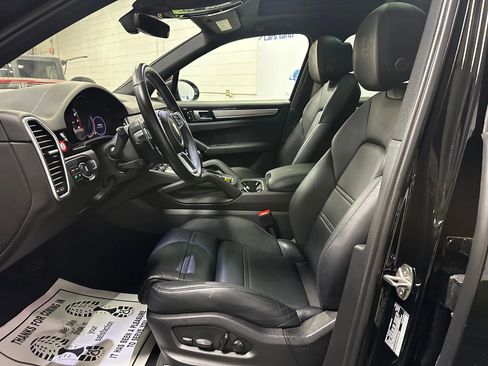 Used 2023 Porsche Cayenne Sport Utility 4D image 10