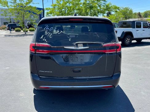Used 2023 Chrysler Pacifica Touring-L FWD image 6
