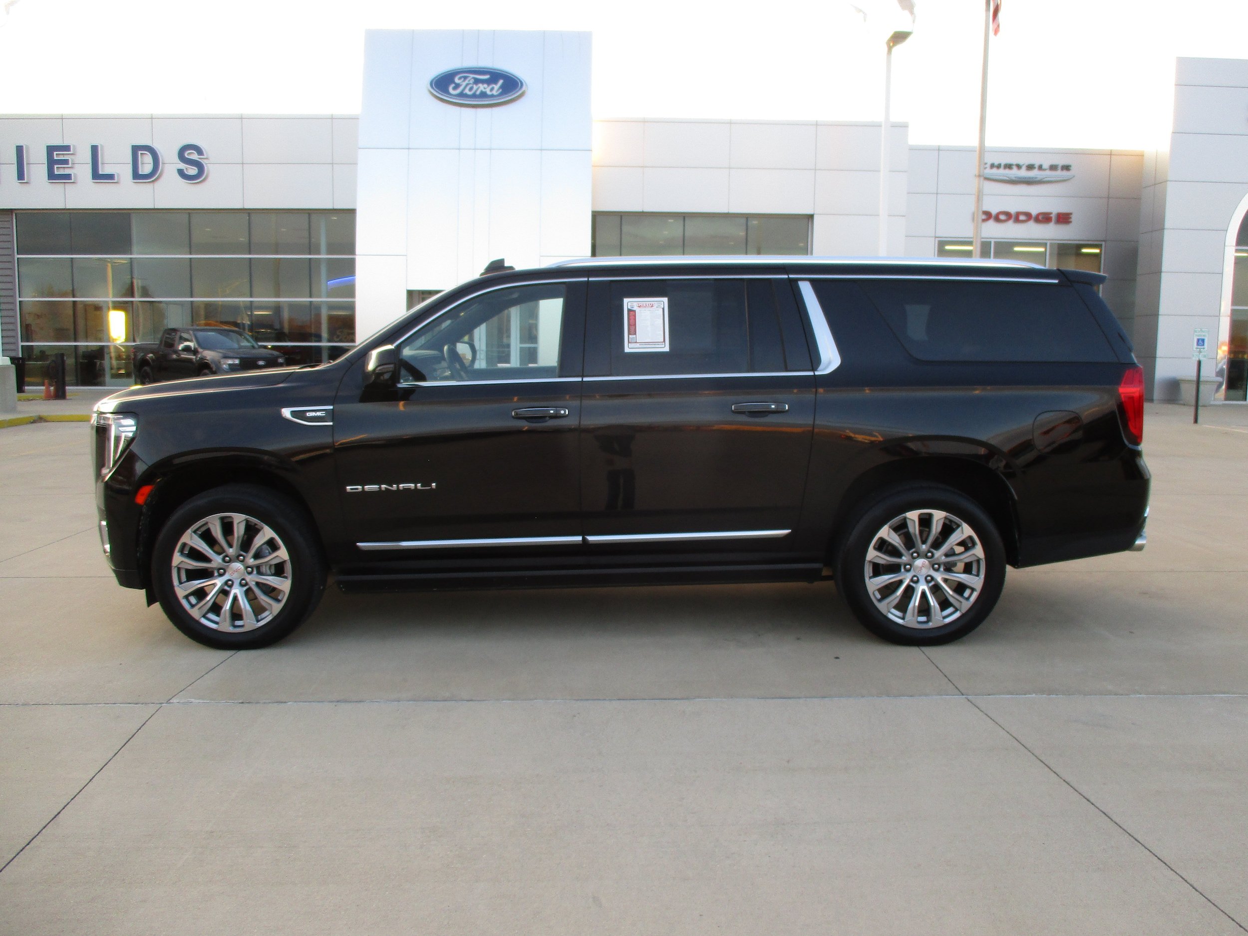 Used 2022 GMC Yukon XL Denali w/ Max Trailering Package AWD/4WD image 2