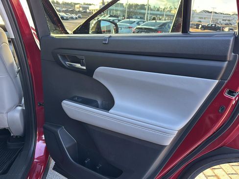 Certified 2020 Toyota Highlander XLE image 13