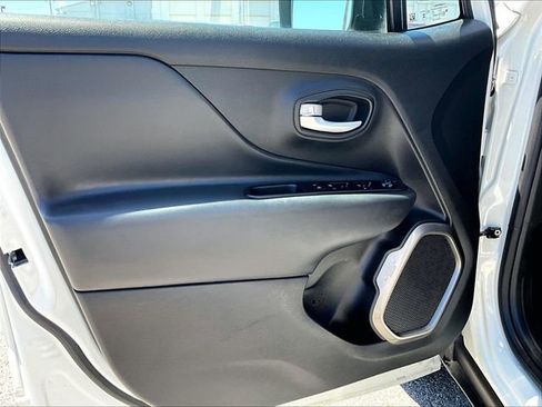Used 2023 Jeep Renegade Latitude AWD/4WD image 9