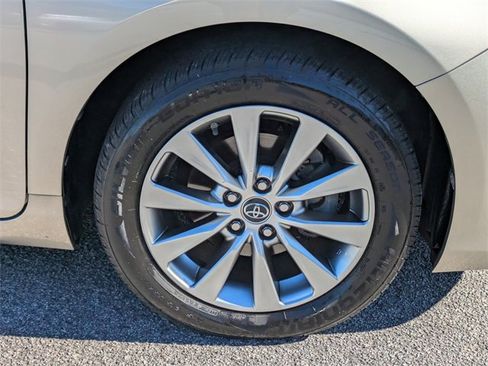 Used 2017 Toyota Camry XLE image 12