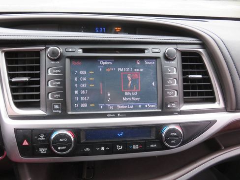 Used 2015 Toyota Highlander Limited w/ Driver Technology Package AWD/4WD image 18