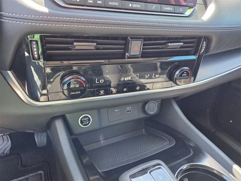 Used 2021 Nissan Rogue SV image 24