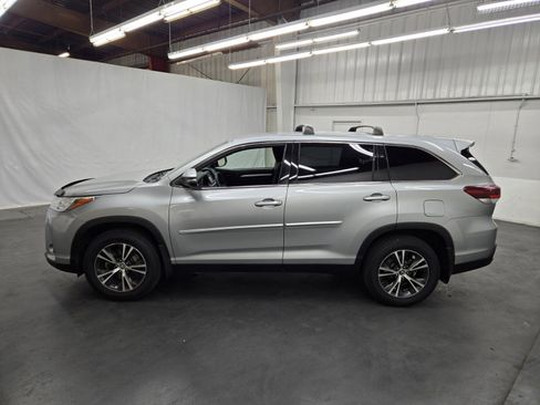 Used 2019 Toyota Highlander LE image 2