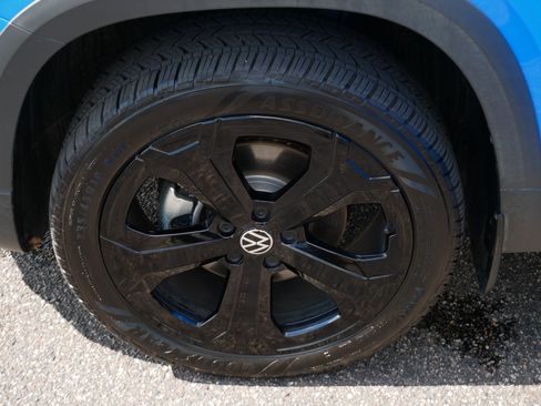 Certified 2025 Volkswagen Taos SE AWD/4WD image 15