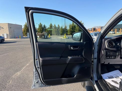 Used 2020 Toyota Tacoma TRD Off-Road w/ TRD Premium Off Road Package image 8