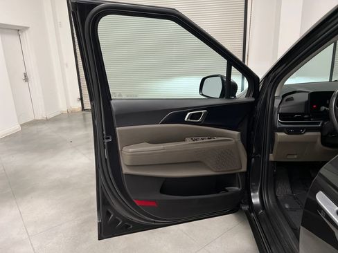 Used 2025 Kia Carnival FWD image 15