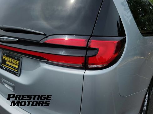 Used 2024 Chrysler Pacifica Touring-L FWD image 11