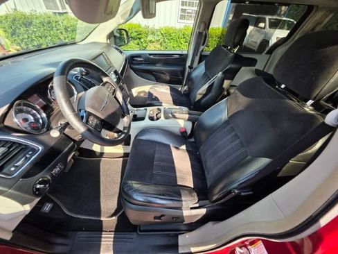 Used 2014 Chrysler Town & Country Touring-L FWD image 12