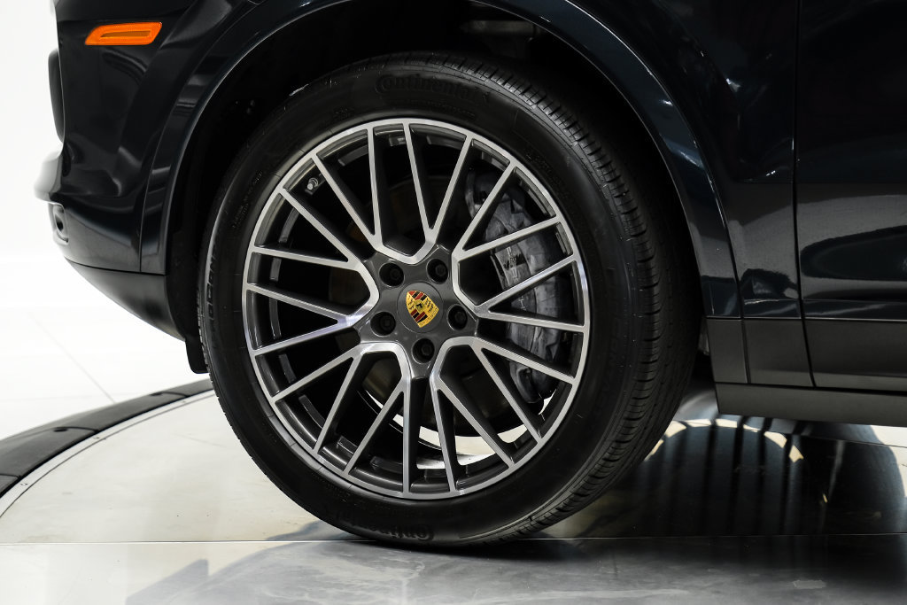 Used 2023 Porsche Cayenne w/ Premium Package AWD/4WD image 60
