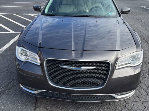 Used 2018 Chrysler 300 Touring L image 9