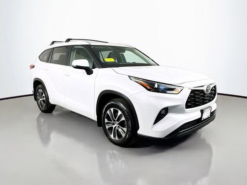 Certified 2023 Toyota Highlander XLE image 10