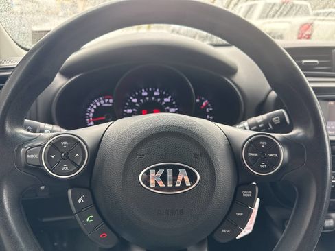 Used 2017 Kia Soul + image 32
