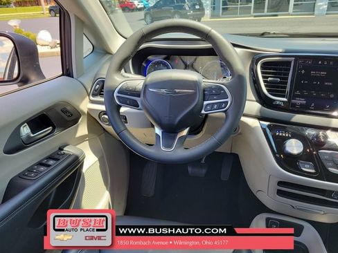 Used 2023 Chrysler Pacifica Touring-L FWD image 11