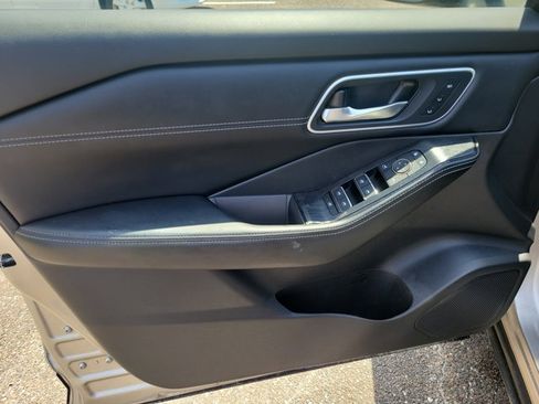 Used 2025 Nissan Rogue Platinum w/ Platinum Premium Package FWD image 18