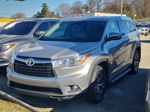 Used 2016 Toyota Highlander XLE image 2