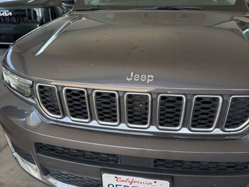 Used 2023 Jeep Grand Cherokee L Laredo image 3