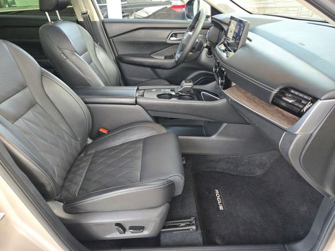 Certified 2025 Nissan Rogue Platinum image 29