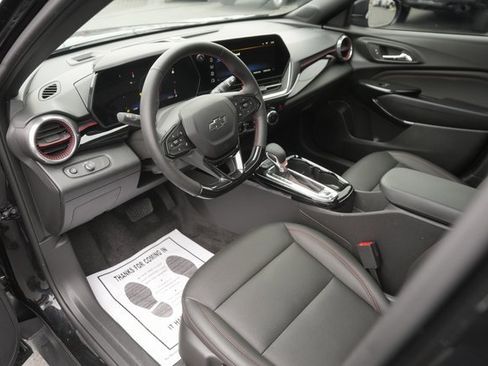 Used 2025 Chevrolet Trax RS w/ Sunroof Package image 8