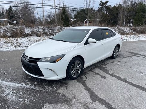 Used 2016 Toyota Camry SE image 1
