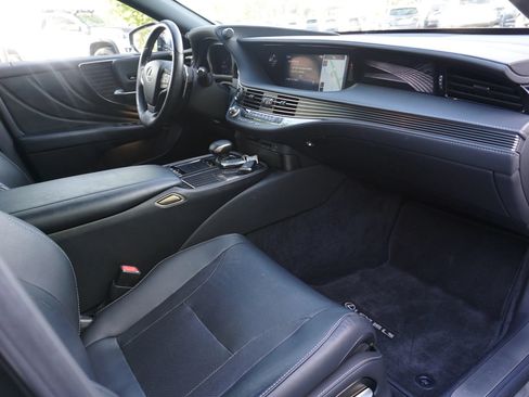 Used 2018 Lexus LS 500 w/ Accessory Package (Z2) RWD image 18