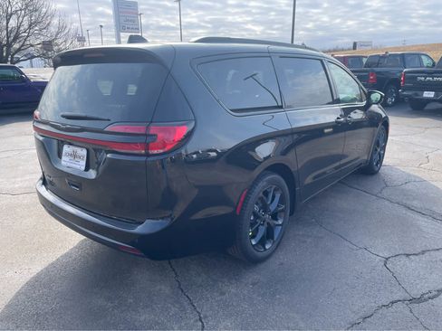 New 2026 Chrysler Pacifica Select w/ S Appearance Package image 5