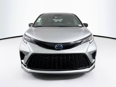 Certified 2025 Toyota Sienna XSE w/ XSE Plus Package FWD image 9