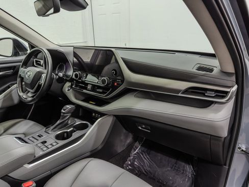 Used 2023 Toyota Highlander XLE AWD/4WD image 28