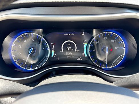 Used 2024 Chrysler Pacifica Touring-L FWD image 39