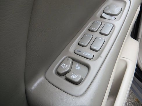 Used 2002 Cadillac De Ville w/ Comfort/Convenience Pkg image 17