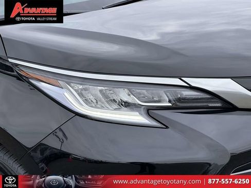 Used 2023 Toyota Sienna Limited image 8