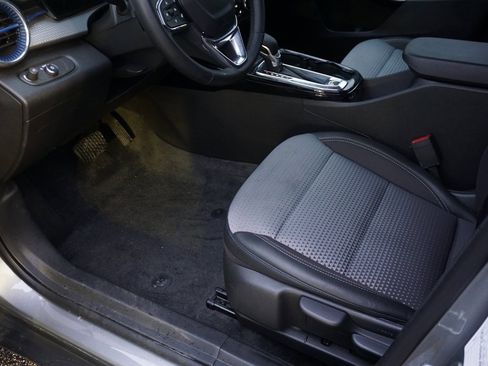 Certified 2025 Chevrolet Trax LT w/ LT Convenience Package image 23