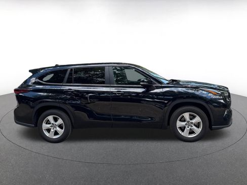 Used 2025 Toyota Highlander LE FWD image 8