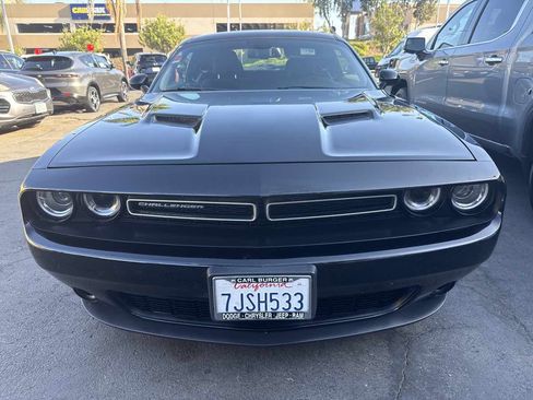 Used 2015 Dodge Challenger SXT RWD image 2