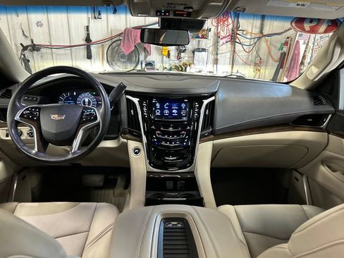 Used 2019 Cadillac Escalade ESV Premium Luxury AWD/4WD image 18