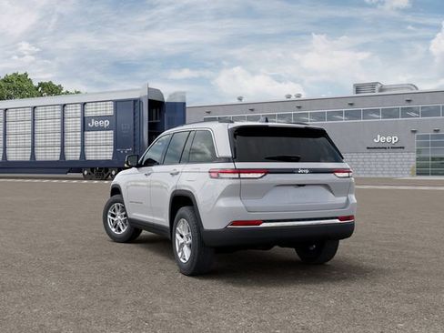 Certified 2025 Jeep Grand Cherokee Laredo X image 3