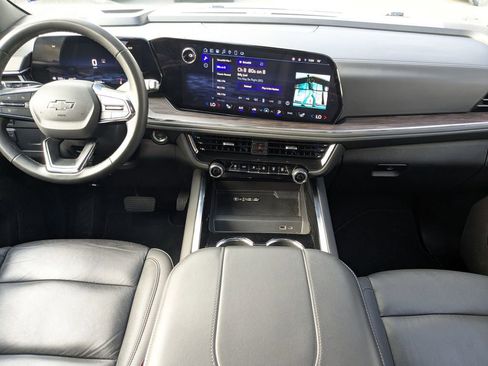 Used 2025 Chevrolet Suburban Z71 image 15