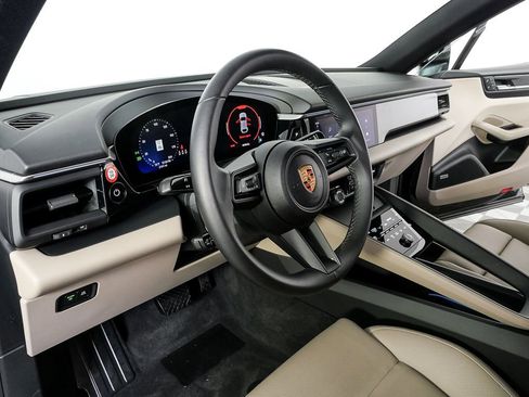 Used 2025 Porsche Macan Electric RWD image 4