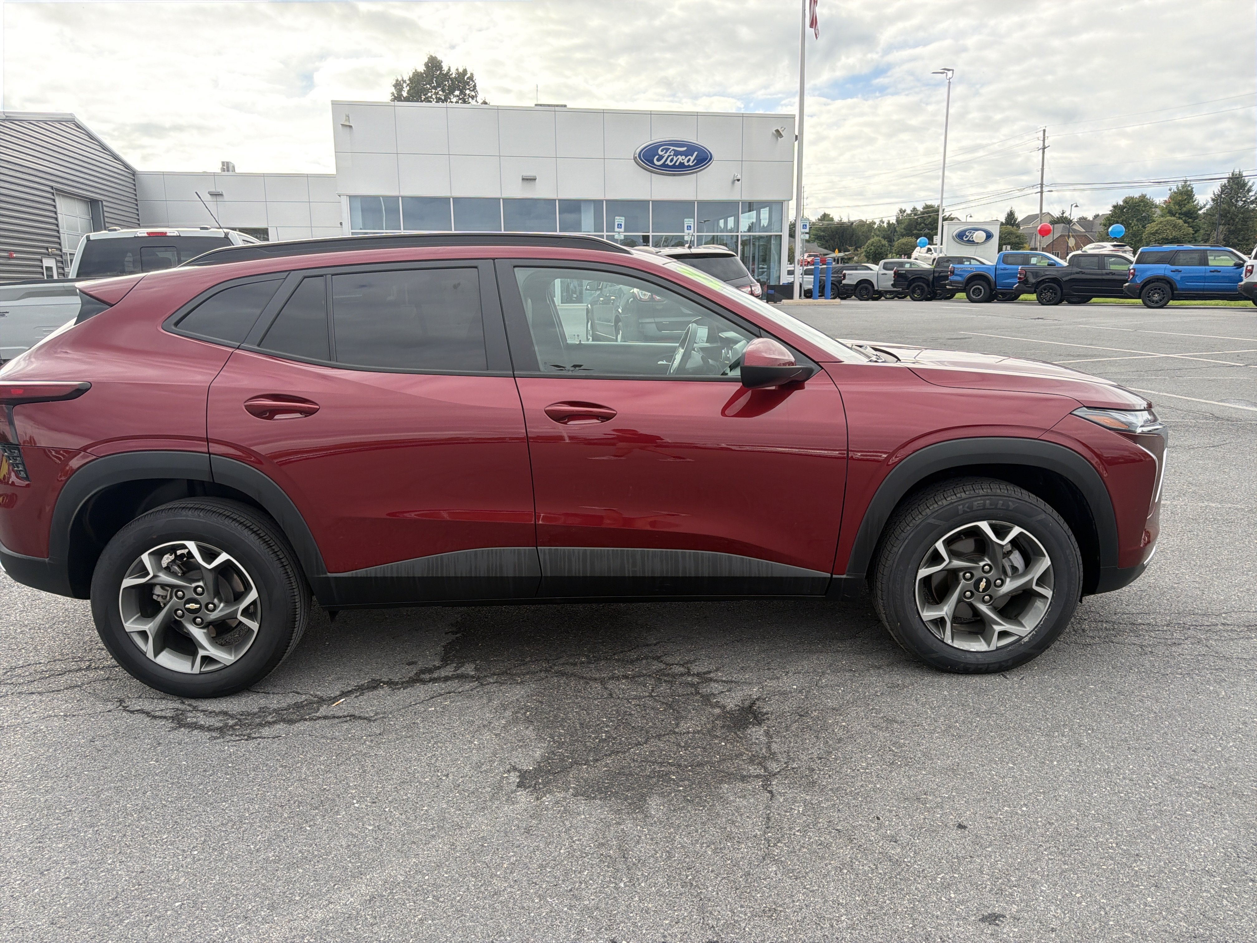 Used 2025 Chevrolet Trax LT FWD image 2