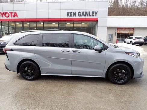 Certified 2026 Toyota Sienna XLE Woodland Edition image 2