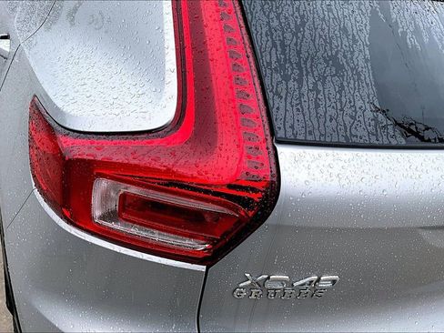 Certified 2025 Volvo XC40 B5 Plus AWD/4WD image 35
