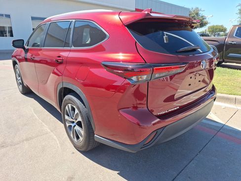 Used 2024 Toyota Highlander LE image 4