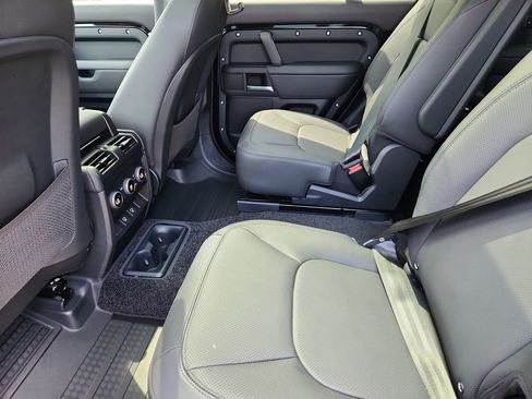 Used 2025 Land Rover Defender 130 S image 5